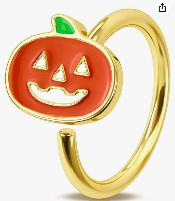 Gold ring with a jack-o'-lantern design on a white background